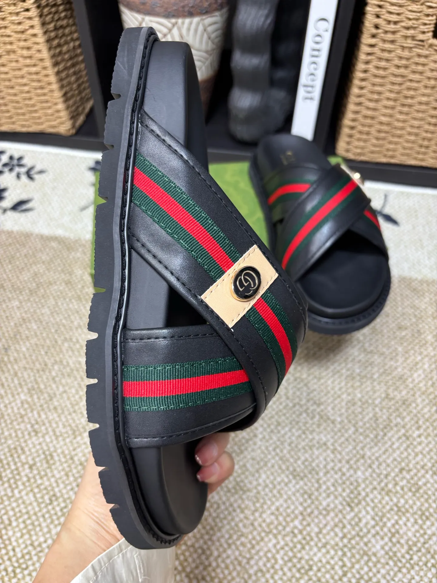 Factory 💰 300 yuan Gucci slippers] high-end men's shoes brand official website 1:1 latest masterpiece: original mold customization, the fabric is made of imported original materials, upgraded outsole, lighter and non-slip. The market's top quality, simple yet tasteful, a must-have for fashionistas, fashionable at your feet, full of confidence, the same style at the counter 👍The season of summer slippers is here. Code: 38-45 (45 customized)
